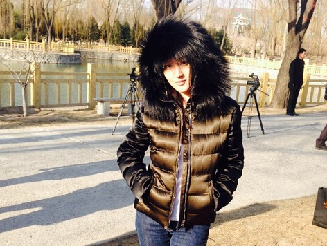 杨钰莹着羽绒服风中甜笑 调侃“熊孩子拍外景””