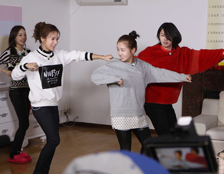 蔡妍现身《一路上有你》学中文歌秀舞蹈”