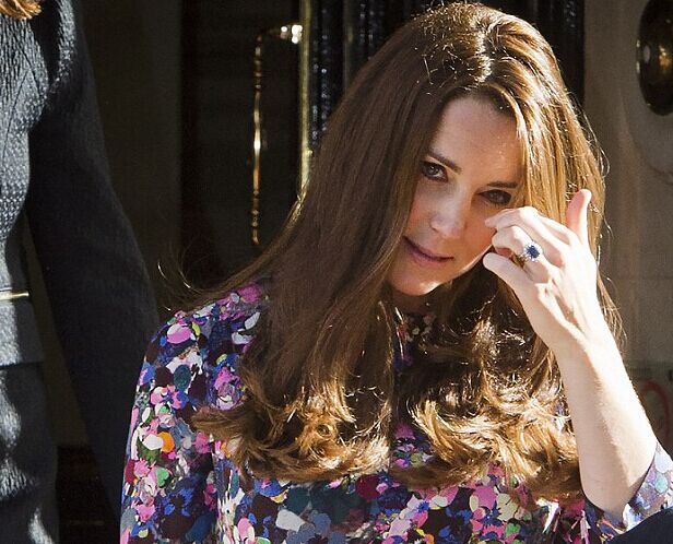 组图:凯特王妃挺大肚独自赴宴 怀孕8月仍苗条”