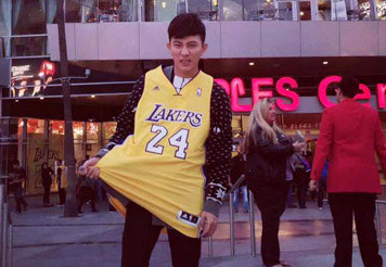 大左现身洛杉矶看球赛 穿科比球衣表情搞怪(图)”