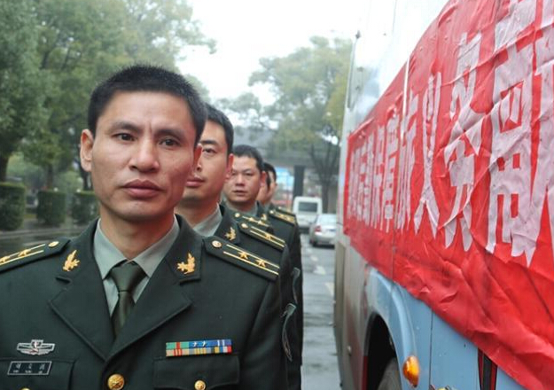 湖南某预备役后勤保障旅50余官兵义务献血”