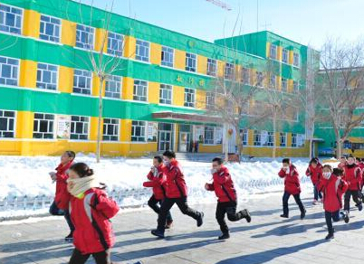 新疆阿勒泰8万余名中小学生同步体验消防疏散逃生演练”