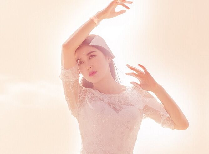 秦岚唯美婚纱大片 裹蕾丝鱼尾裙舞动娇美身姿”