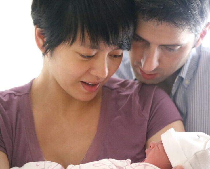 组图:梁咏琪素颜抱爱女出镜 小天使温馨注视妈妈”