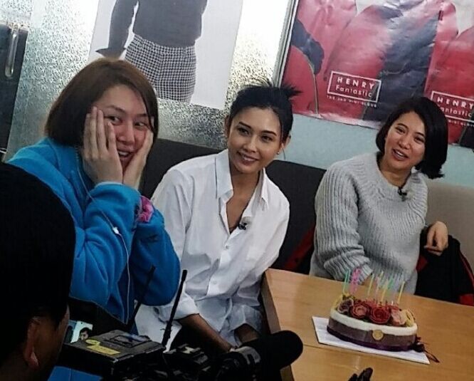 组图:金希澈获女神邱淑贞陪游迪士尼 粉丝再圆梦”