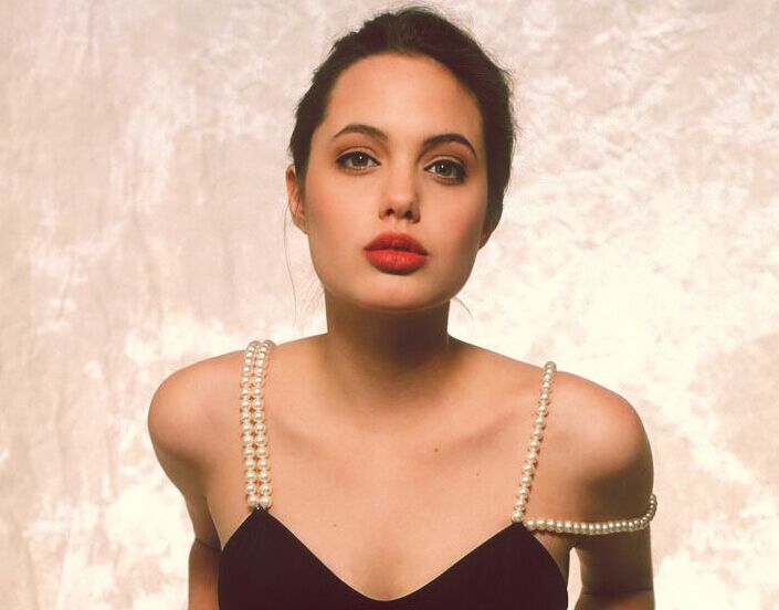 组图:朱莉16岁泳装旧照 稚嫩童颜难耐身材惹火”