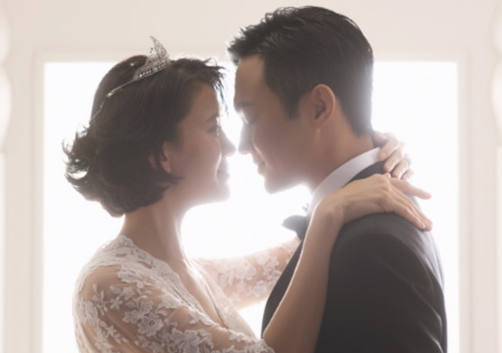 组图:张智霖袁咏仪重拍婚纱照 结婚14年恩爱如初”