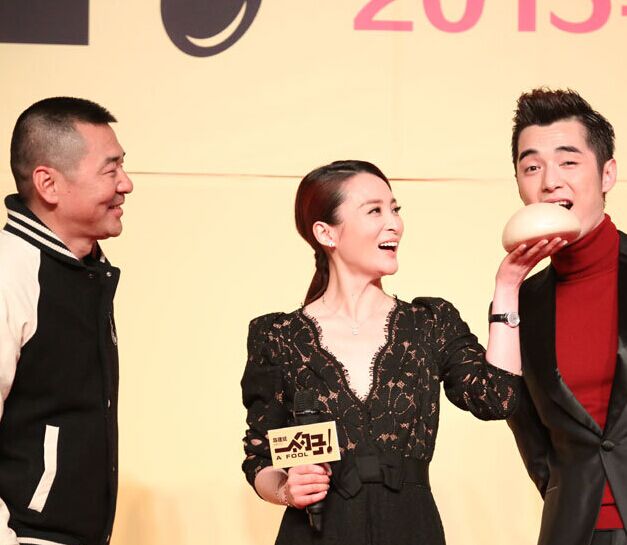 陈建斌喂蒋勤勤吃超大碗拉条子 被曝也曾是小鲜肉”