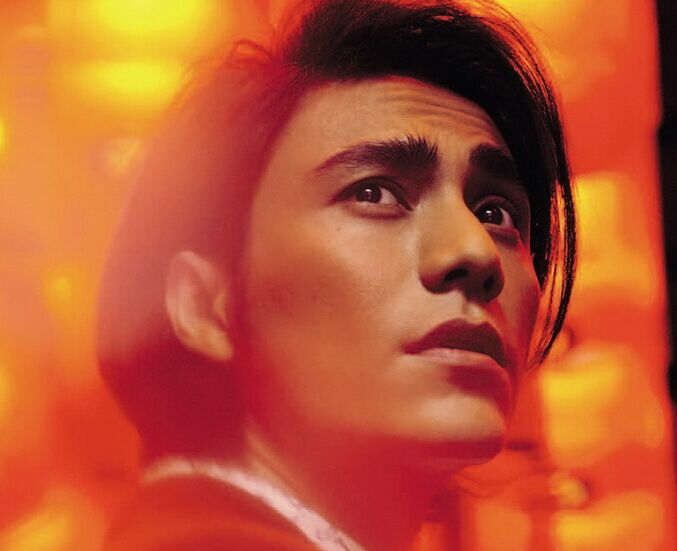 “魔性”陈坤游走巴黎 光彩婆娑间优雅乖张并存”