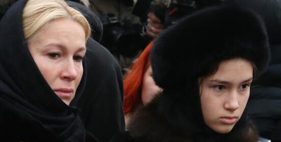 涅姆佐夫葬礼见证人间冷暖:前妻来了 情妇跑了”