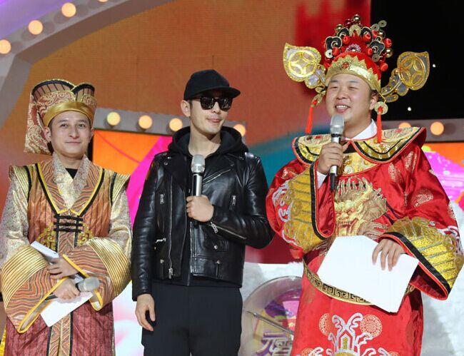 黄晓明芒果台闹元宵变摄像师 戴“反光镜“上彩排”