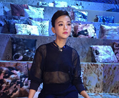 陈意涵帅气亮相巴黎时装周品牌秀 演绎天使爱美丽”