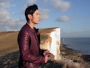 周杰伦英国拍《怎么了》MV 袁咏琳对唱展默契”