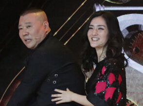 郭德纲骑车谢娜坐后座上演甜蜜蜜 老郭被呛“没腰“”