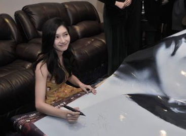 演员江疏影来渝宣传电影《北京纽约》”