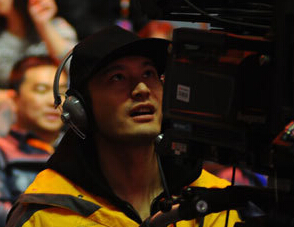 黄晓明芒果台闹元宵变摄像师 戴“反光镜“上彩排”