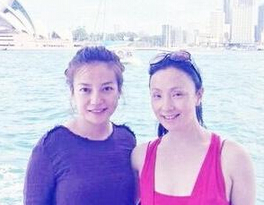 赵薇全家坐私人飞机游玩 小四月黏母亲要抱抱”