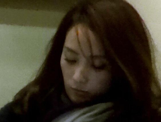 组图:蒋勤勤元宵节独自逛街 试衣镜前嘟嘴卖萌”