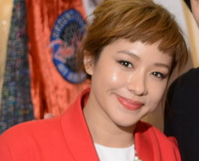 林嘉欣与张钧甯巴黎看秀 披皮草踩镂空靴俏皮扮嫩”