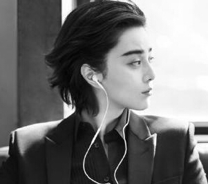 范冰冰晒黑白中性酷照 网友赞:帅过金城武(图)”