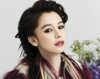 组图:徐若瑄浪漫花海写真 妩媚人妻幸福如花”