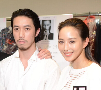 林嘉欣与张钧甯巴黎看秀 披皮草踩镂空靴俏皮扮嫩”