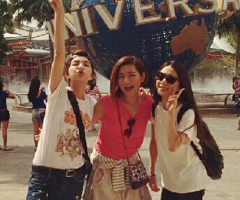 组图:SHE合体!游乐园扮僵尸坐过山车变萌少女”