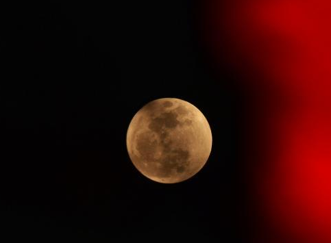 Ԫ��ҹ���µ��ա�