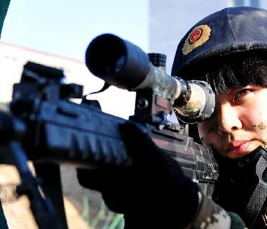 新疆女特战队员大练兵 泥窝里滚打”