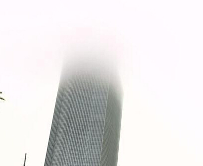 广州连日遭遇雨雾天气 摩天建筑被“灭顶””