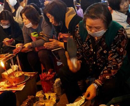 惊蛰时节 香港“打小人”摊位生意兴隆”