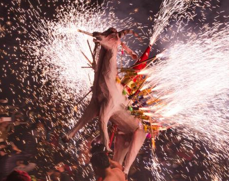 广东丰顺元宵夜六万人观看烧龙表演”