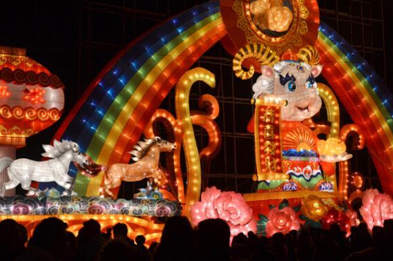 甘肃平凉万盏花灯“喜气洋洋”庆元宵”