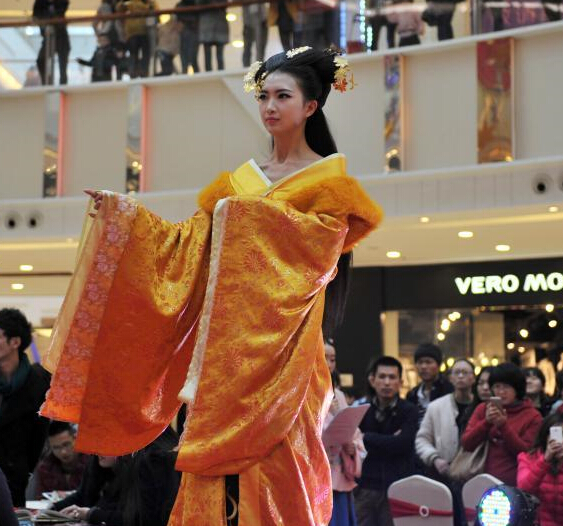 �������족���������̳�������Χ�ۡ�