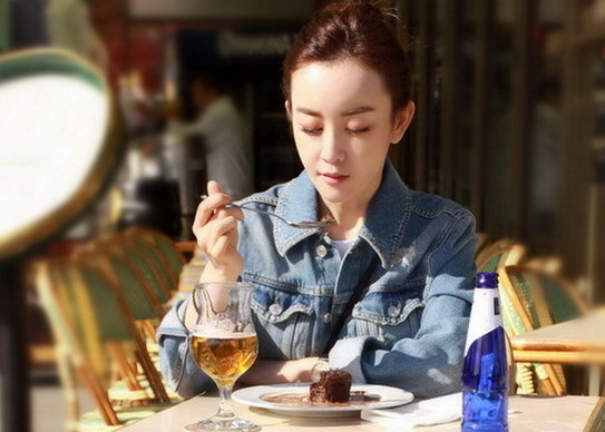 张檬巴黎街头写真曝光 悠闲漫步享受轻松惬意时光”