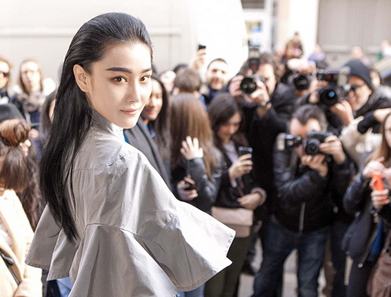 张馨予粗眉妆容亮相巴黎时装周 演绎淡雅复古风”