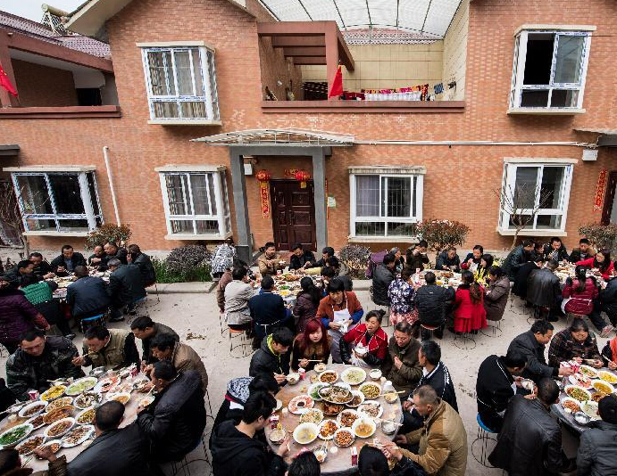 吃“坝坝宴” 庆迁新居”