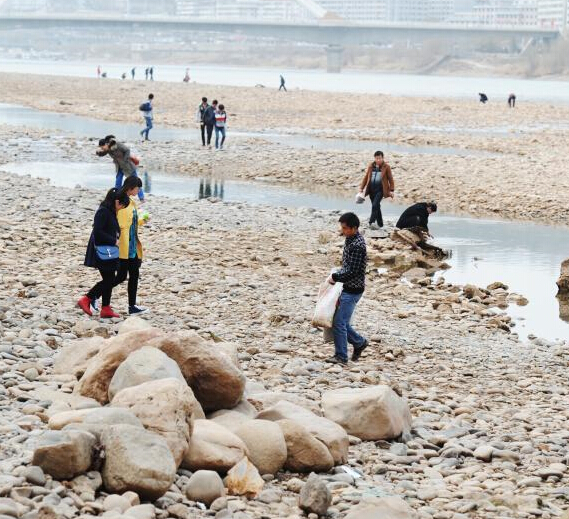 ˮλ�½��ƺӡ�¶�ס� �������̲��ʯͷ��