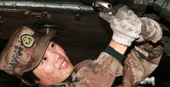 导弹女兵苦与乐:芊芊玉手修战车”