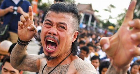 泰国佛教徒庆祝纹身节 蛇毒当墨水竹签刺肉身”