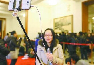 自拍神器火遍网络 淘宝店家两天大卖千余件”