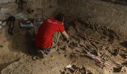 ���賬�е��·���������ǰĹ�� 200���ʬ���������С�