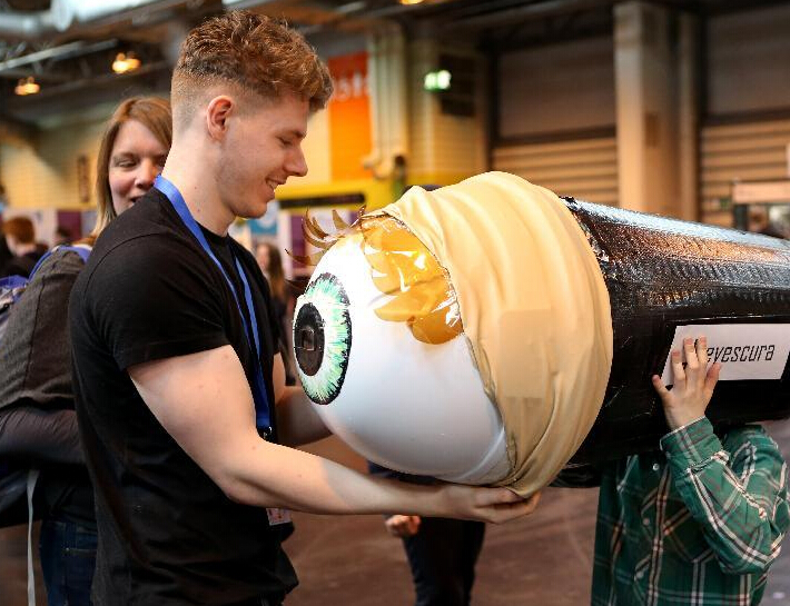 ����ը��Ӣ�������ѧ�Һ͹���ʦչ������С�