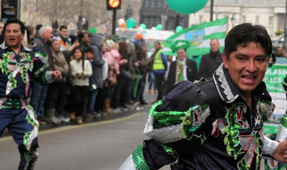 爱尔兰人举行盛大游行庆祝“圣帕特里克节””