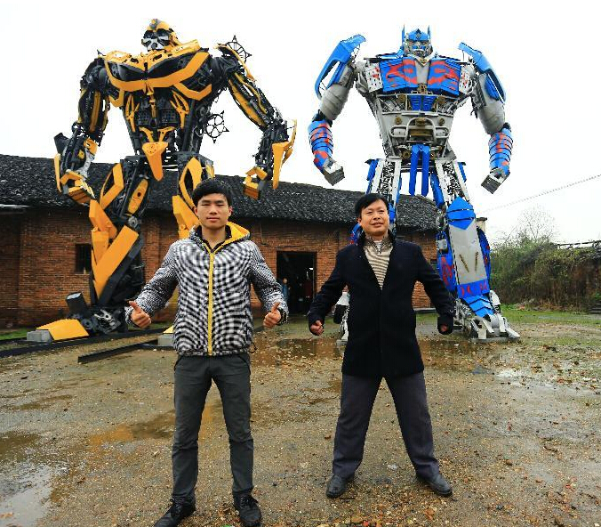 湖南衡阳农民父子用废旧汽车做变形金刚”