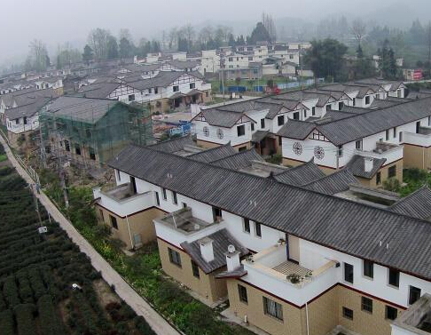 四川雅安震灾区重建新村成风景”