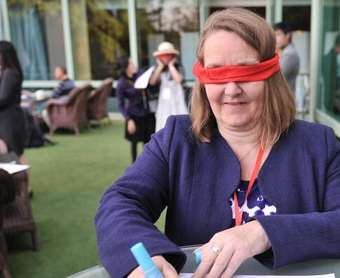 英国驻重庆总领事昆明进行身障体验”