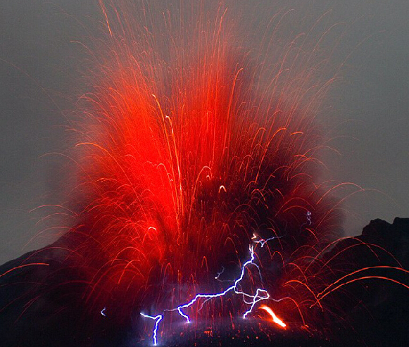 日本火山喷发 浓烟滚滚电闪雷鸣如临“地狱“”
