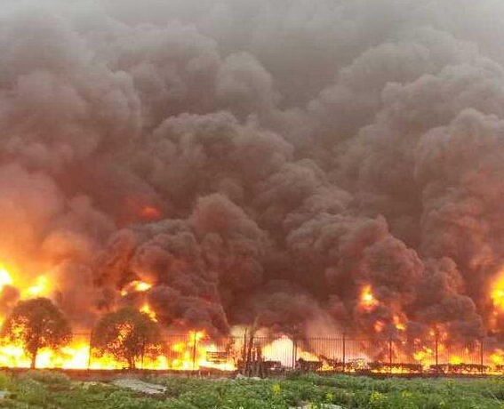 上海浦东一食用油仓库发生火灾 现场大量浓烟”