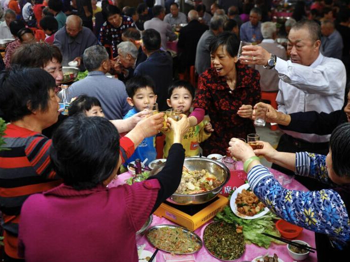 400余年历史“官窑生菜会” 千名民众大吃“生菜包””